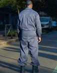 Combinaison oversize grise ardoise James Suit portée par un mannequin de 1,80 m en taille XL, collection Automne 2026 – vue 2