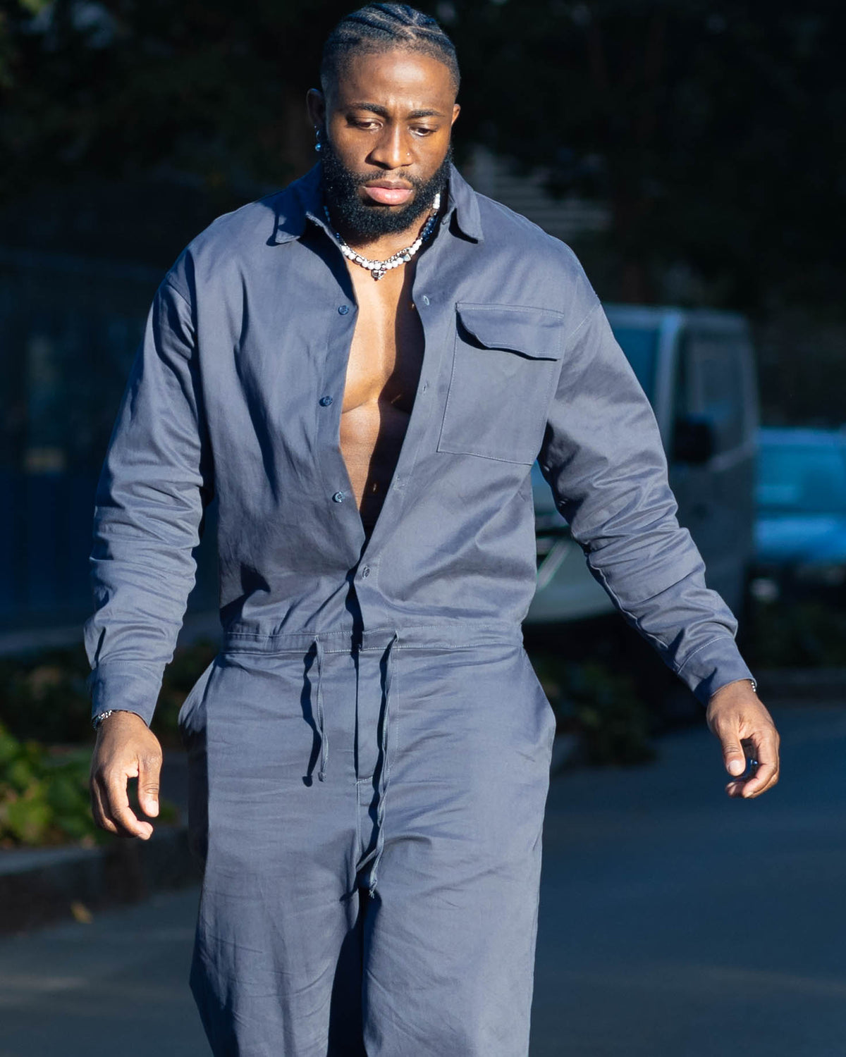 Combinaison homme oversize grise ardoise James Suit, col chemise, poche poitrine et cordon à la taille, mannequin de 1,80 m en XL – vue 1