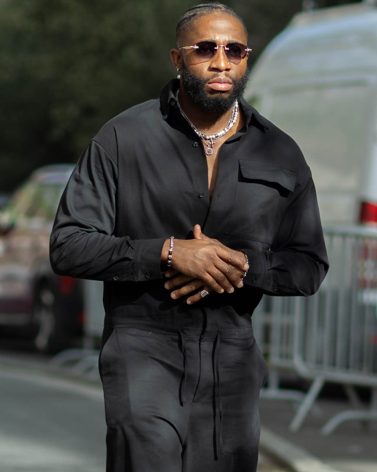 Combinaison homme oversize noire James Suit, col chemise et poche poitrine à rabat, portée par un mannequin de 1,80 m en taille XL – vue 1