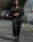 Combinaison homme oversize noire James Suit boutonnée avec cordon à la taille, mannequin de 1,80 m en XL – vue 2