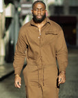 Combinaison homme oversize marron James Suit, col chemise, poche poitrine et cordon à la taille, mannequin de 1,80 m en XL – vue 1