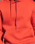 Sweat à capuche rouge velours Khryzmaparise porté par un mannequin – vue 3
