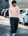 Sweat à capuche rose velours Parise Paradise Khryzmaparise porté par un mannequin de 1,84 m en taille XL – vue 1