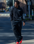 Sweat à capuche noir 100 % coton Parise Paradise Khryzmaparise porté par un mannequin de 1,84 m en taille XL – vue 1