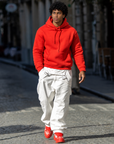 Sweat à capuche rouge velours Khryzmaparise porté par un mannequin de 1,84 m en taille XL – vue 1