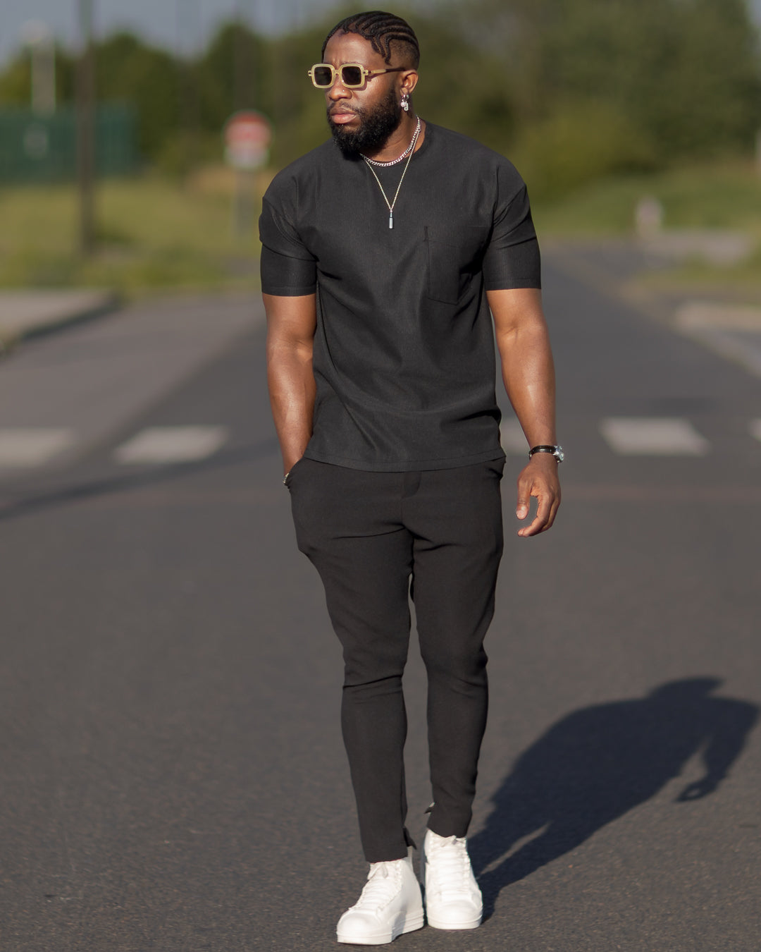 Taille du mannequin : 1,84 m Porte un L Taille normalement